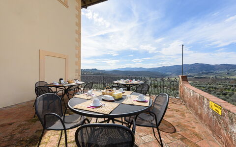Villa Badiuzza: Table, Nuage, Ciel, Meubles, Propriété, Bâtiment, Chaise, Bois, Tableau De Plein Air, Mobilier De Jardin