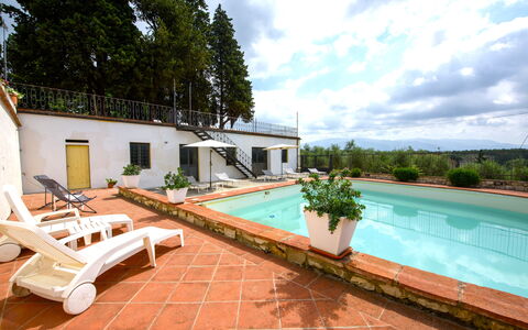 Villa Badiuzza: L'Eau, Plante, Ciel, Nuage, Piscine, Fenêtre, Bleu Azur, Bâtiment, Arbre, Mobilier De Jardin