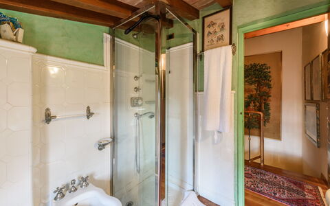 Residenza Del Desco: Luminaire Plomberie, Propriété, Salle De Bains, Douche, Robinet, Baignoire, Design Intérieur, Tete De Douche, Sol