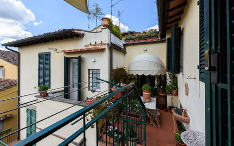 Residenza Del Desco: Plante, Ciel, Fenêtre, Bâtiment, Bleu Azur, Pot De Fleur, Nuage, Bois, Plante D'Appartement, Quartier