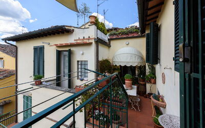 Residenza Del Desco: Plante, Ciel, Fenêtre, Bâtiment, Bleu Azur, Pot De Fleur, Nuage, Bois, Plante D'Appartement, Quartier