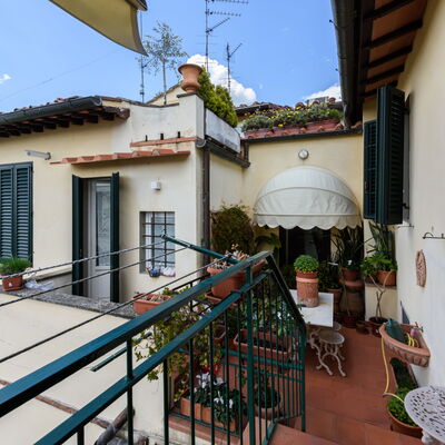 Residenza Del Desco: Plante, Ciel, Fenêtre, Bâtiment, Bleu Azur, Pot De Fleur, Nuage, Bois, Plante D'Appartement, Quartier