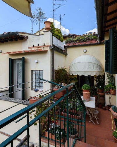 Residenza Del Desco: Plante, Ciel, Fenêtre, Bâtiment, Bleu Azur, Pot De Fleur, Nuage, Bois, Plante D'Appartement, Quartier