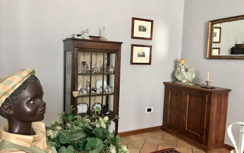 Villa Carsuga: Cadre, Propriété, Cabinetry, Design Intérieur, Bois, Plante, Fleur, Sol, Tiroir, Bâtiment