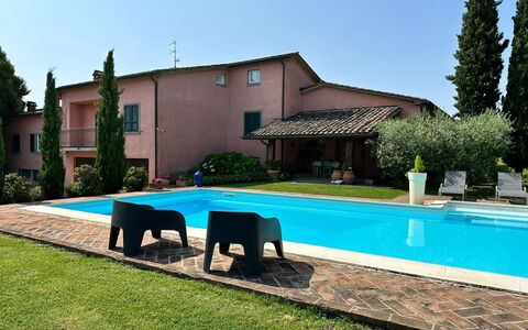 Villa Carsuga: Plante, Ciel, Propriété, L'Eau, Bâtiment, Bleu Azur, Arbre, Ombre, Mobilier De Jardin, Piscine