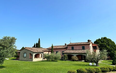 Villa Carsuga: Ciel, Plante, Fenêtre, Arbre, Bâtiment, Paysage Naturel, Lot Terre, Herbe, Chalet, Maison