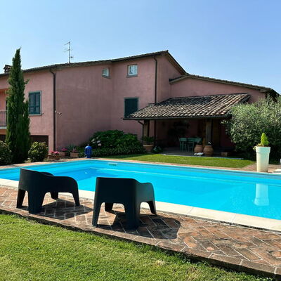 Villa Carsuga: Plante, Ciel, Propriété, L'Eau, Bâtiment, Bleu Azur, Arbre, Ombre, Mobilier De Jardin, Piscine