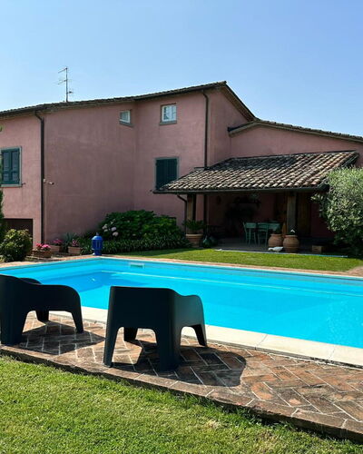 Villa Carsuga: Plante, Ciel, Propriété, L'Eau, Bâtiment, Bleu Azur, Arbre, Ombre, Mobilier De Jardin, Piscine