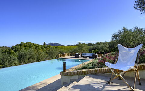 Villa Bartolomeo: L'Eau, Ciel, Meubles, Plante, Bleu Azur, Piscine, Chaise, Mobilier De Jardin, Arbre, Paysage Naturel