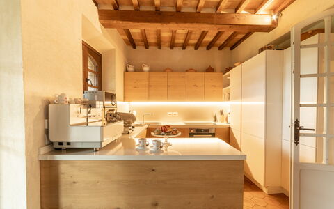 Villa Bartolomeo: Propriété, Cabinetry, Bois, Cuisine, Comptoir, Robinet, Design Intérieur, Sol, Sol, Dur