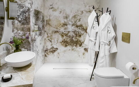 Villa Della Regina: Luminaire Plomberie, Plante, Salle De Bains, Bâtiment, Robinet, Sol, Sol, Plomberie, Maison, Toilette