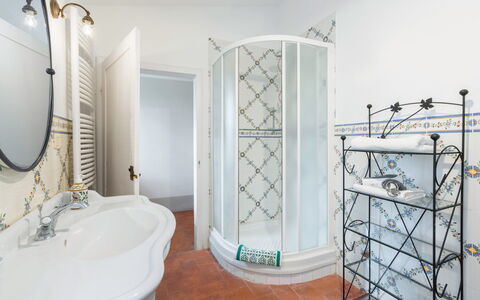 Orcia Panoramic View With Pool: Miroir, Luminaire Plomberie, Robinet, Meubles, Baignoire, Tete De Douche, Bâtiment, Salle De Bains, Design Intérieur, Douche