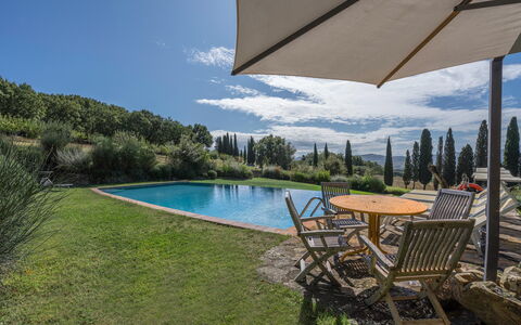 Orcia Panoramic View With Pool: L'Eau, Plante, Ciel, Meubles, Nuage, Piscine, Parapluie, Chaise, Bleu Azur, Mobilier De Jardin
