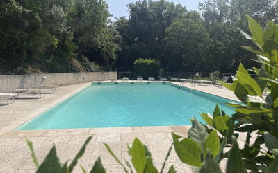 Montescudaio 300: L'Eau, Bleu Azur, Ciel, Ombre, Arbre, Rectangle, Plan D'Eau, Piscine, Paysage Naturel