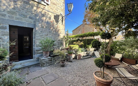 The Architects House: Plante, Bâtiment, Fenêtre, Pot De Fleur, Surface De La Route, Ciel, Plante D'Appartement, Zone Résidentielle, Sol, Immobilier