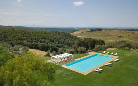 Villa Bagnoli: Ciel, Nuage, Plante, L'Eau, Paysage Naturel, Lot Terre, Arbre, Piscine, Herbe, Paysage