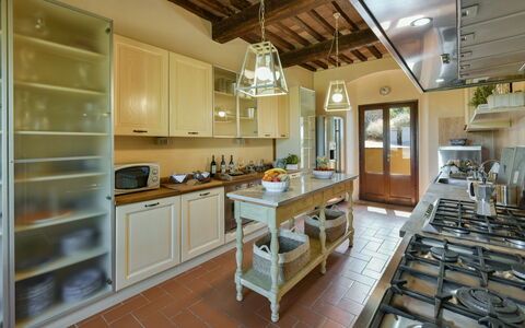 Villa Bagnoli: Cabinetry, Propriété, Appareil De Cuisine, Cuisine, Table, Comptoir, Cuisinière, Bâtiment, Bois, Architecture
