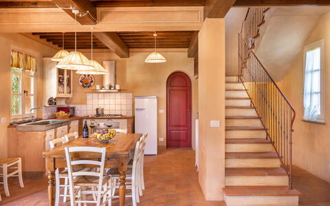 Le Vigne 4: Meubles, Table, Escaliers, Bois, Bâtiment, Fenêtre, Porte, Design Intérieur, Chaise, Sol