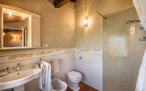 Le Vigne 4: Marron, Miroir, Luminaire Plomberie, Propriété, Évier, Robinet, Lavabo, Salle De Bains, Design Intérieur, Bois