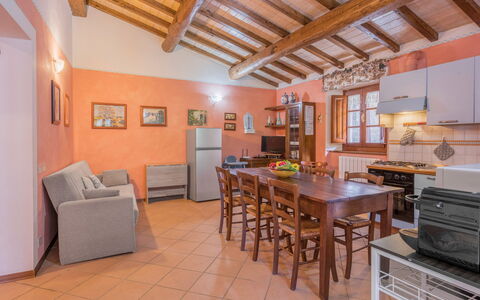 La Vecchia Fornace La Piastra Apartments - Abetone: Table, Cabinetry, Bois, Design Intérieur, Sol, Cadre, Sol, Cuisine, Salon, Comptoir