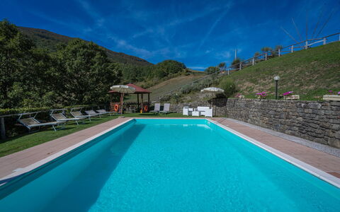 La Vecchia Fornace La Piastra Apartments - Abetone: L'Eau, Ciel, Nuage, Plante, Piscine, Bleu, Bleu Azur, Bâtiment, Arbre, Rectangle
