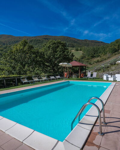 La Vecchia Fornace La Piastra Apartments - Abetone: L'Eau, Ciel, Bâtiment, Plante, Nuage, Piscine, Bleu Azur, Rectangle, Arbre, Maison