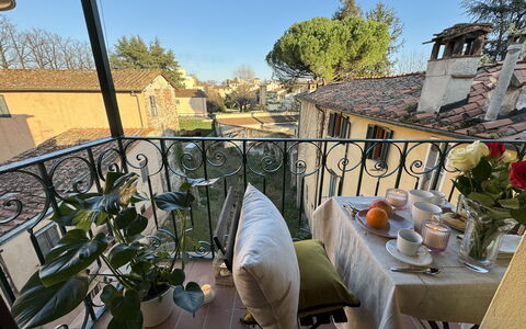 Casa Toto: Meubles, Chaise, Balcon, Mobilier De Jardin, Tableau De Plein Air, Plante D'Appartement, Ombre, Patio, Table Basse, Lampe