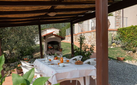 Casa Mimy: Plante, Vaisselle, Table, Propriété, Meubles, Bâtiment, Nappe De Table, Chaise, Mobilier De Jardin, Ombre