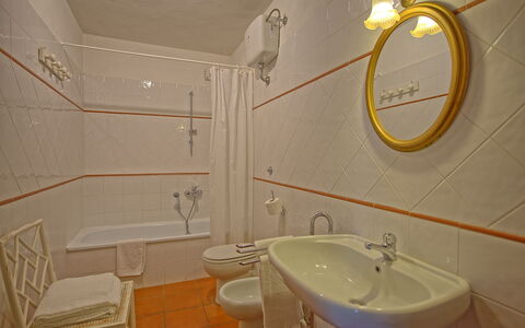 Maggiano: Miroir, Robinet, Luminaire Plomberie, Lavabo, Évier, Propriété, Photographier, Blanc, Salle De Bains, Bâtiment