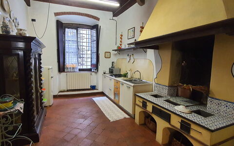 La Colonna: Cabinetry, Comptoir, Fenêtre, Gaz Poele, Évier, Cuisinière, Design Intérieur, Cooktop, Cuisine, Bois