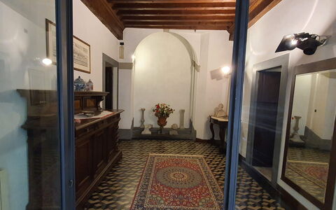 La Colonna: Cadre, Cabinetry, Plante D'Appartement, Bâtiment, Bois, Design Intérieur, Architecture, Sol, Table, Sol