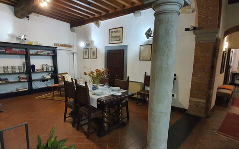 La Colonna: Meubles, Cadre, Plante, Table, Bois, Plante D'Appartement, Salon, Chaise, Architecture, Sol