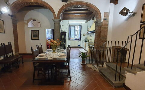 La Colonna: Table, Meubles, Propriété, Cadre, Bâtiment, Chaise, Bois, Design Intérieur, Fenêtre, Architecture