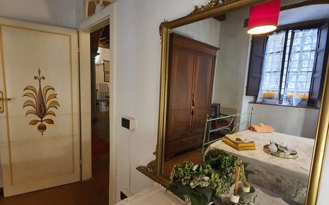 La Colonna: Propriété, Fenêtre, Plante, Bois, Bâtiment, Porte, Design Intérieur, Sol, Canapé