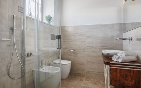 Anilde, Holiday Home with Pool, Wifi, Tuscany: Marron, Luminaire Plomberie, Bâtiment, Robinet, Propriété, Salle De Bains, Design Intérieur, Lavabo