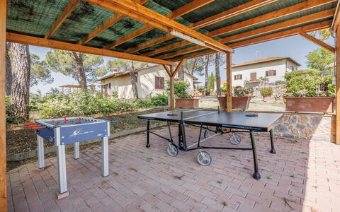 Anilde, Holiday Home with Pool, Wifi, Tuscany: Table, Plante, Meubles, Bâtiment, Tableau De Plein Air, Bois, Arbre, Ombre, Mobilier De Jardin, Design Intérieur