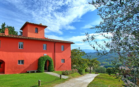 Villa Cona: Nuage, Ciel, Plante, Bâtiment, Fenêtre, La Nature, Arbre, Paysage Naturel, Lot Terre, Chalet