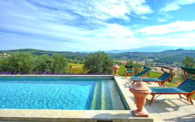 Villa Cona: L'Eau, Nuage, Ciel, Plante, Piscine, Bleu, Bleu Azur, Mobilier De Jardin, Arbre, Rectangle