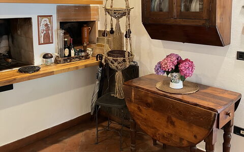 Molin Barletta, Private Pool, Nature - Marliana, T: Meubles, Design Intérieur, Bois, Sol, Sol, Éclairage, Pièce, Tache De Bois, Cuisine, Rayonnage