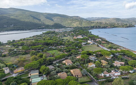 Giannella Beach Residence Apartment - Giannella, G: L'Eau, Ciel, Nuage, Ressources En Eau, Bâtiment, Montagne, Cotiers Et Relief Océaniques, Lac, Design Urbain, Arbre