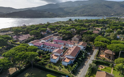 Giannella Beach Residence Apartment - Giannella, G: L'Eau, Ciel, Propriété, Nuage, Plante, Bâtiment, Montagne, La Nature, Arbre, Montagnes