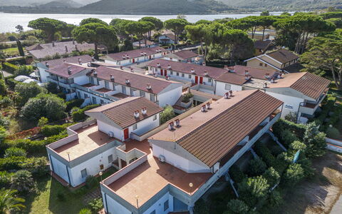 Giannella Beach Residence Apartment - Giannella, G: Bâtiment, Plante, Propriété, Arbre, Fenêtre, L'Eau, Architecture, Design Urbain, Maison, Quartier