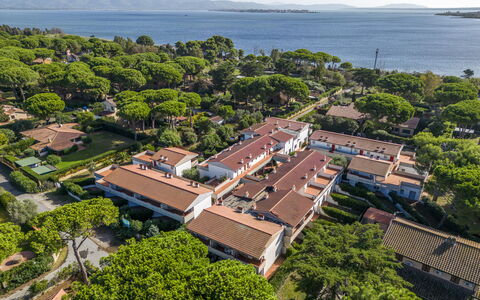 Giannella Beach Residence Apartment - Giannella, G: L'Eau, Propriété, Ciel, Arbre, Bâtiment, Végétation, Lot Terre, Design Urbain, Bois, Chalet