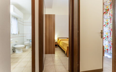 Giannella Beach Residence Apartment - Giannella, G: Bois, Bâtiment, Sol, Porte, Sol, Évier, Maison, Salle De Bains, Luminaire Plomberie