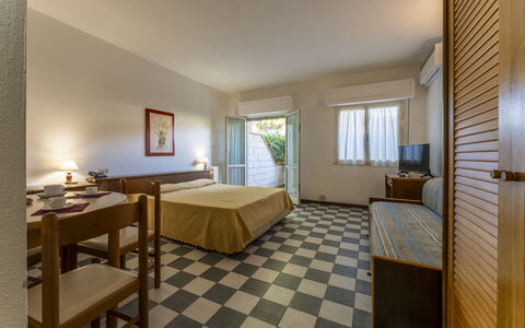 Giannella Beach Residence Apartment - Giannella, G: Meubles, Table, Cadre, Bois, Sol, Sol, Plante D'Appartement, Salon, Fenêtre