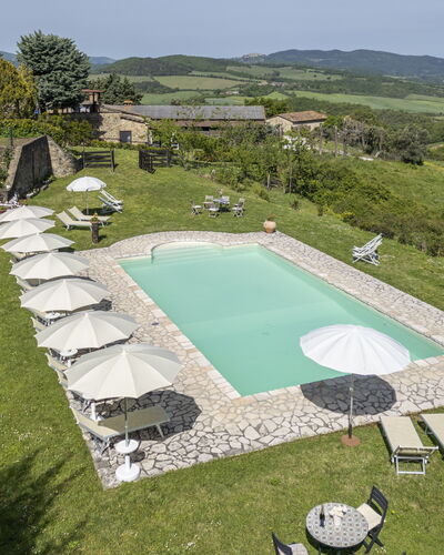 Podere Marcigliana - Radicondoli: Plante, Ciel, Arbre, Lot Terre, Piscine, Design Urbain, Paysage, Loisir, Ombre, Herbe