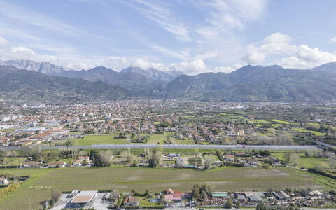 La Bouganville, Forte Dei Marmi, Private Garden, W: Montagnes Relief, Montagne, Colline, Chaîne De Montagnes, Montagnes, Horizon, Paysage, Crête, Nuage, Station De Montagne