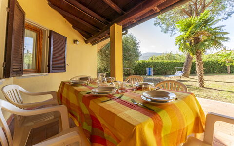 Argentario Giannella Apartment- Orbetello, Toscana: Table, Plante, Propriété, Meubles, Fenêtre, Chaise, Bâtiment, Nappe De Table, Vaisselle, Design Intérieur
