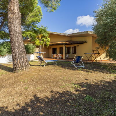 Argentario Giannella Apartment- Orbetello, Toscana: Plante, Bâtiment, Propriété, Ciel, Fenêtre, Arbre, Ombre, Lot Terre, Maison, Nuage