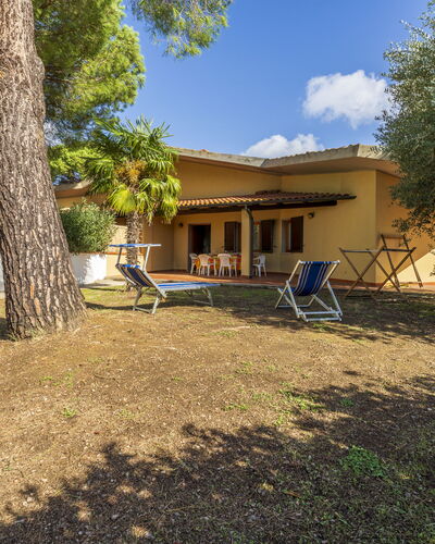 Argentario Giannella Apartment- Orbetello, Toscana: Plante, Bâtiment, Propriété, Ciel, Fenêtre, Arbre, Ombre, Lot Terre, Maison, Nuage